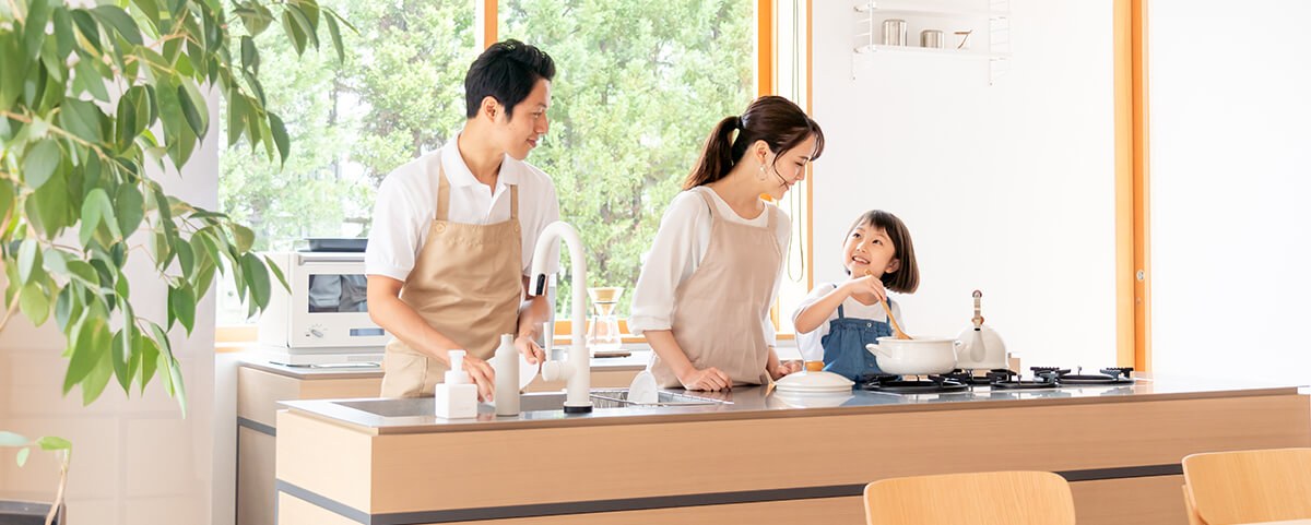 一緒に料理を楽しむ笑顔の家族